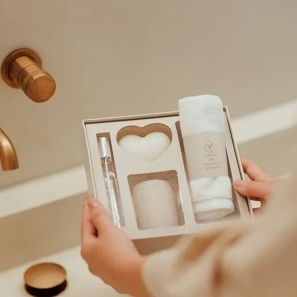 GIFTBOX - KAARS, SPRAY, ZEEPJE EN GASTENDOEKJE — Lila Lou