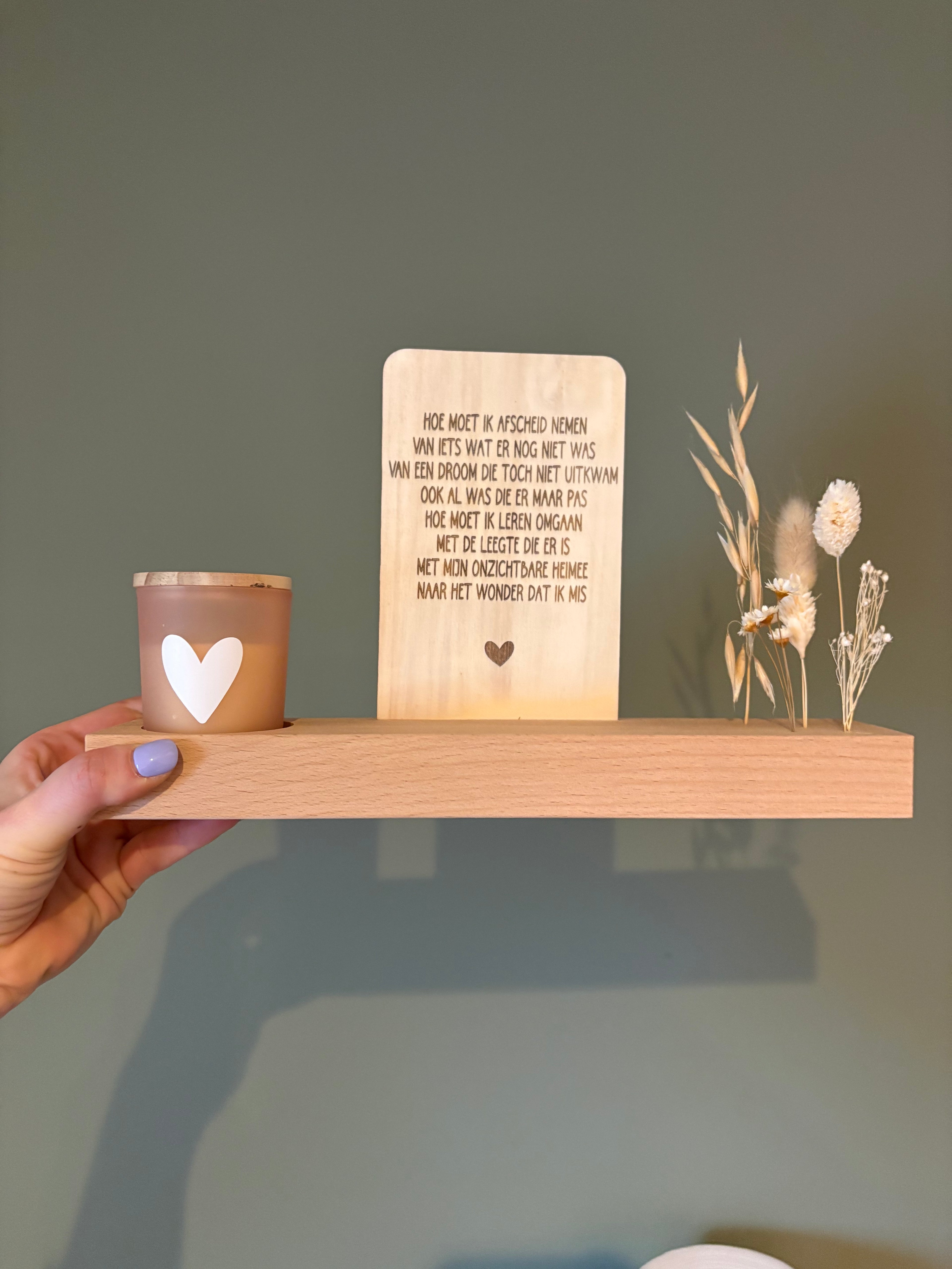 Staander met kaars en bloemen