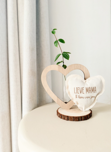 Houten harten vaas 'Lieve mama'