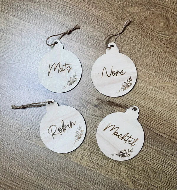 Houten kerstbal gepersonaliseerd