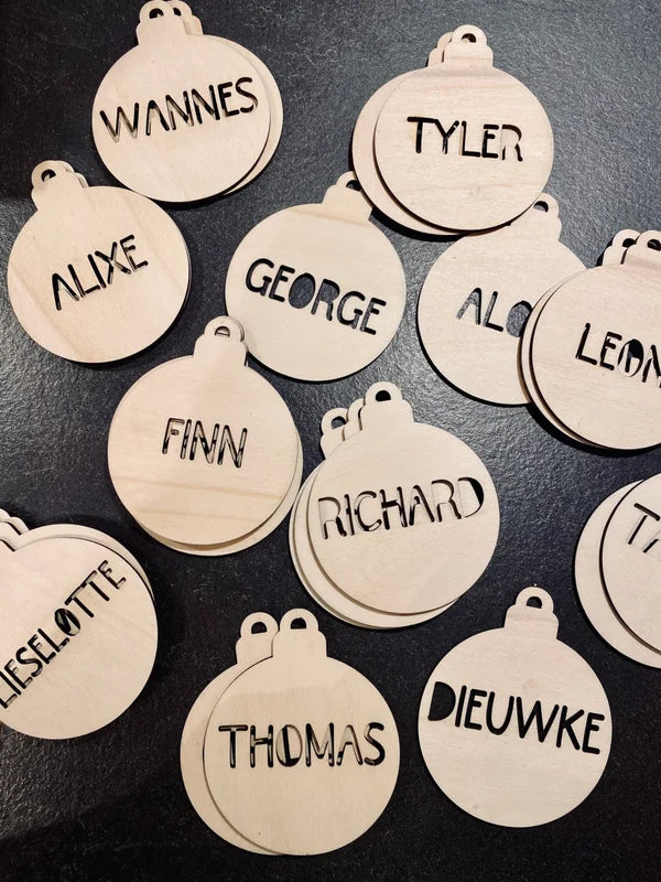 Houten kerstbal gepersonaliseerd