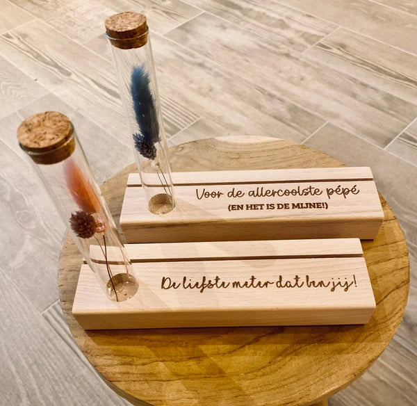 Houten fotohouder met droogbloemenbuisje