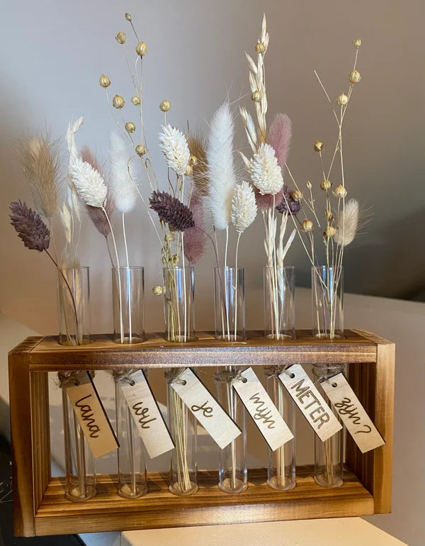 Staander proefbuisjes met droogbloemen