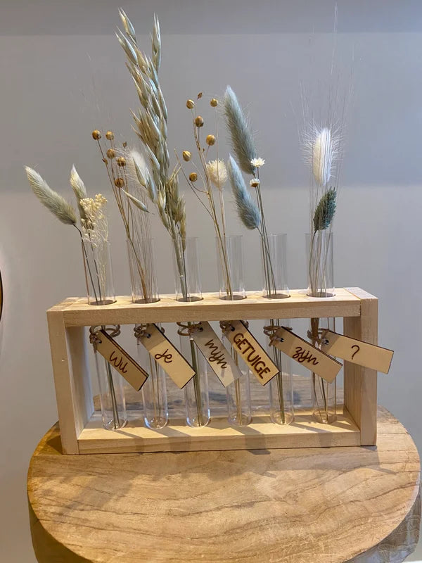 Staander proefbuisjes met droogbloemen