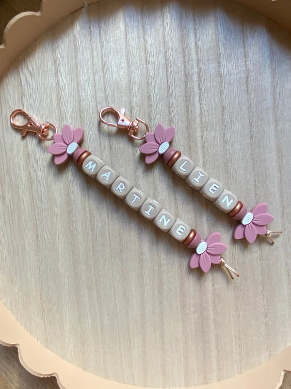 Sleutelhanger met naam - HALVE BLOEM - 4 Kleuren